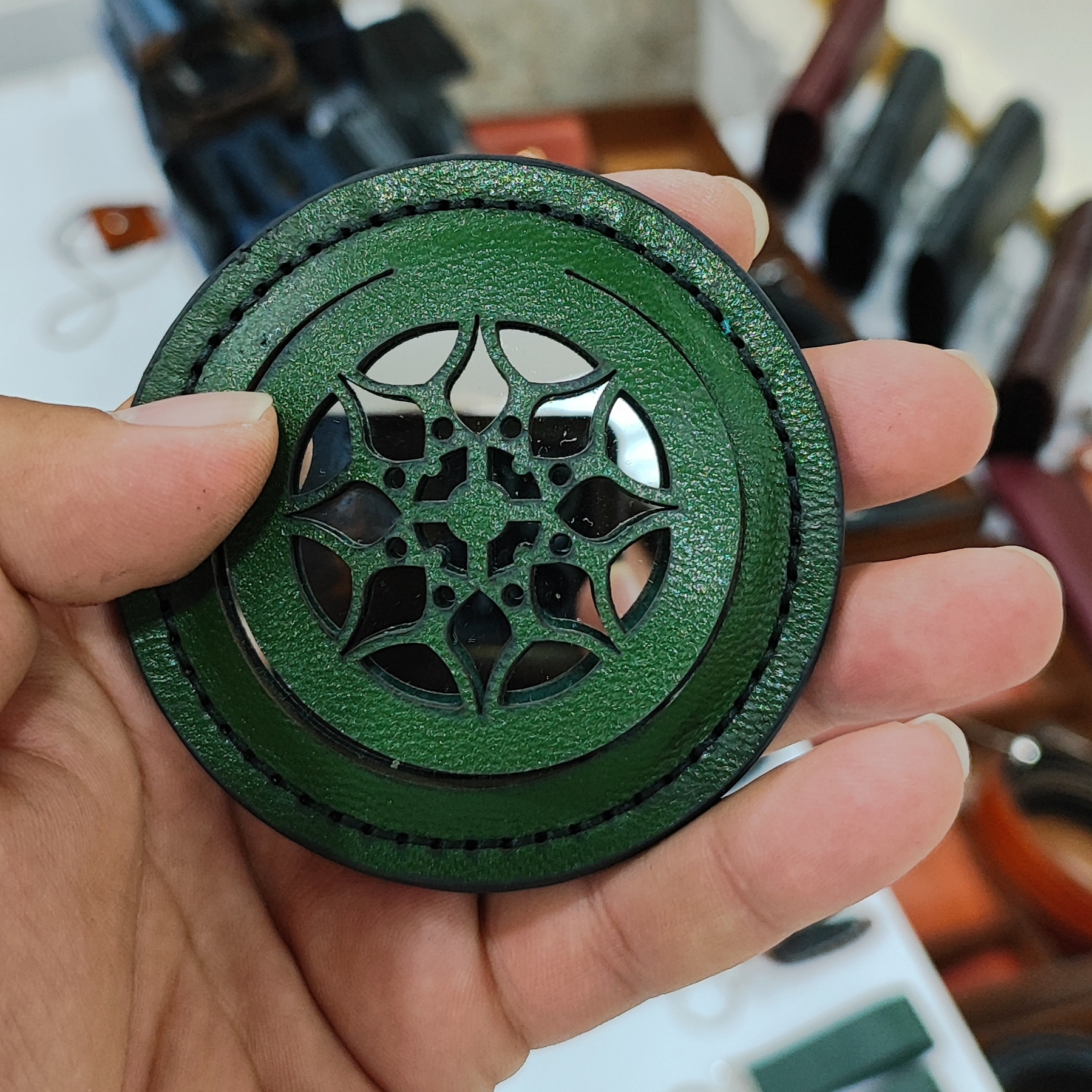 پک نیمهآماده آینه چرمی طرح اسلیمی | کد P-R-1008